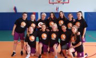 Девушки 44 школы получили награды за свой спортивный труд